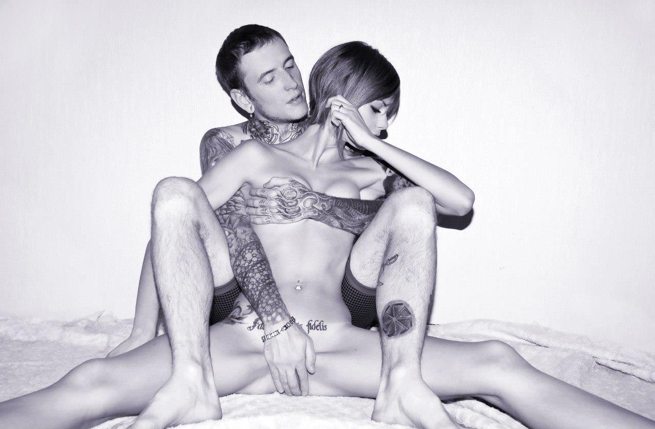 1280x839, 121 Kb / пара, тату, рука, ноги, постель, пирсинг, браслет