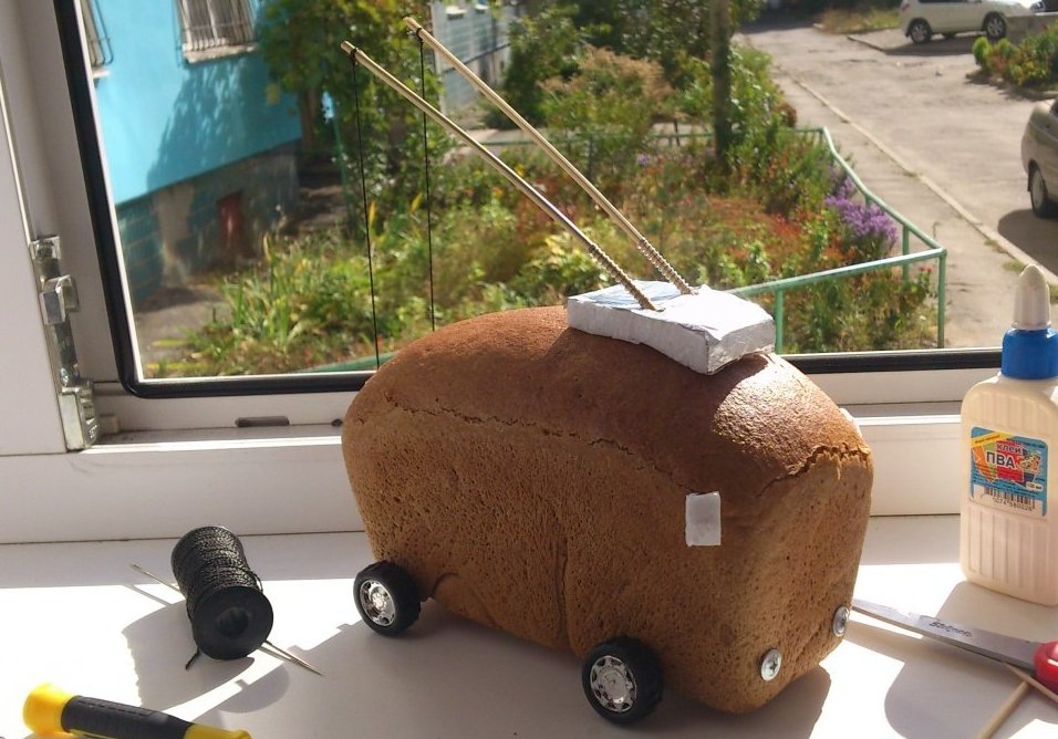 956x668, 124 Kb / троллейбус, буханка, хлеб, подоконник, окно