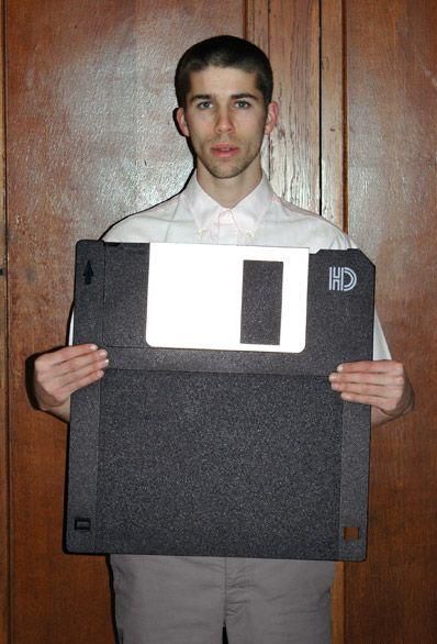 398x586, 52 Kb / Дискета, коврик, мужчина, дверь