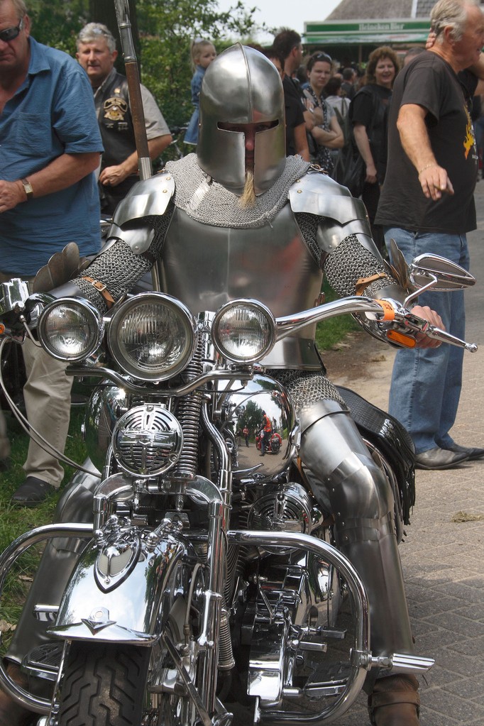 682x1023, 243 Kb / рыцарь, мотоцикл