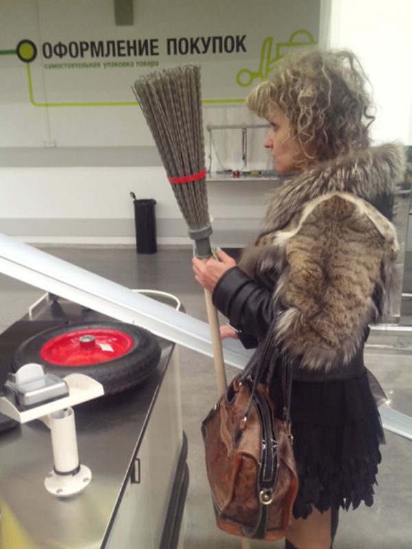 600x800, 58 Kb / метла, покупка, женщина, ведьма