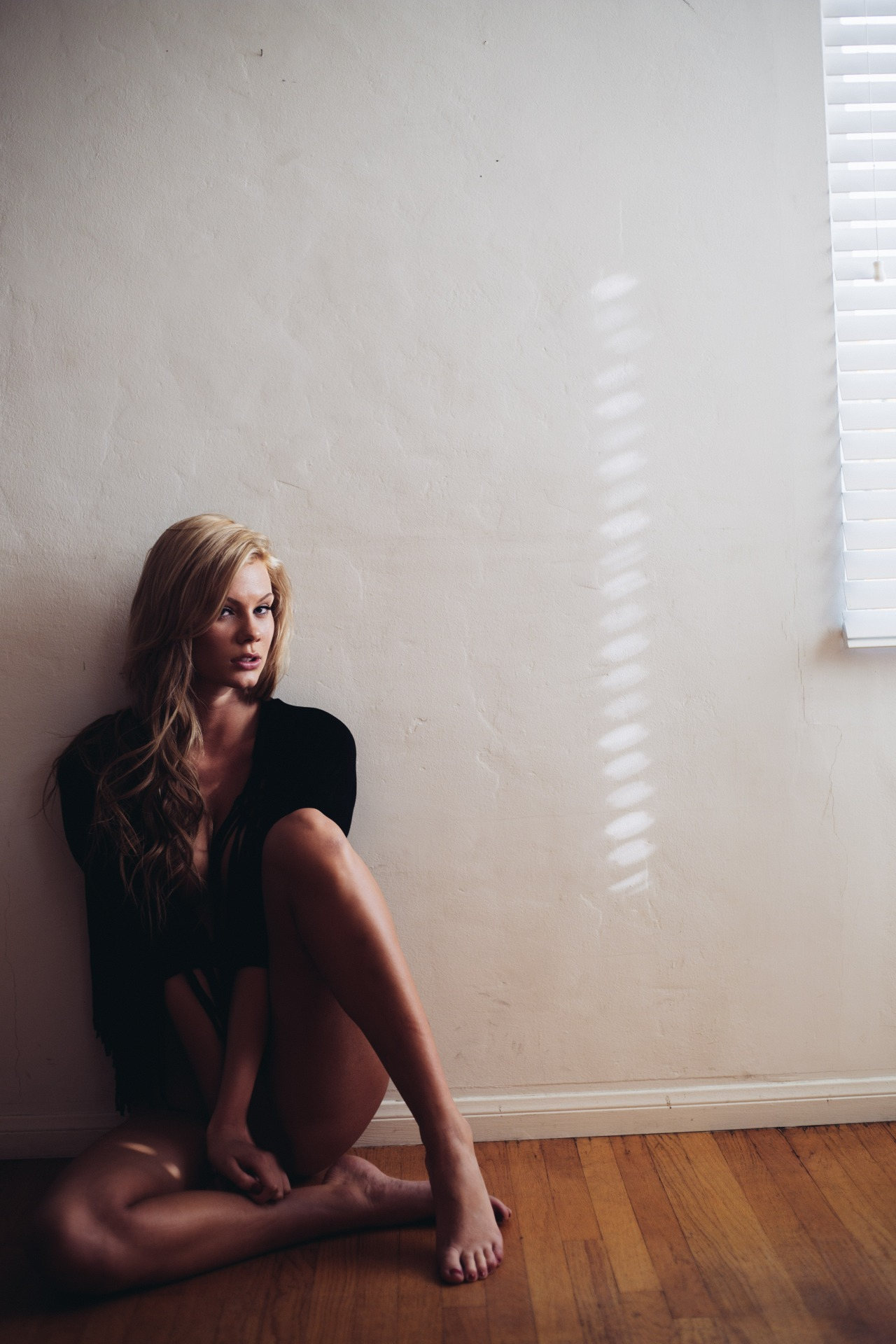 1280x1920, 334 Kb / стена, жалюзи, ноги, блондинка, черное