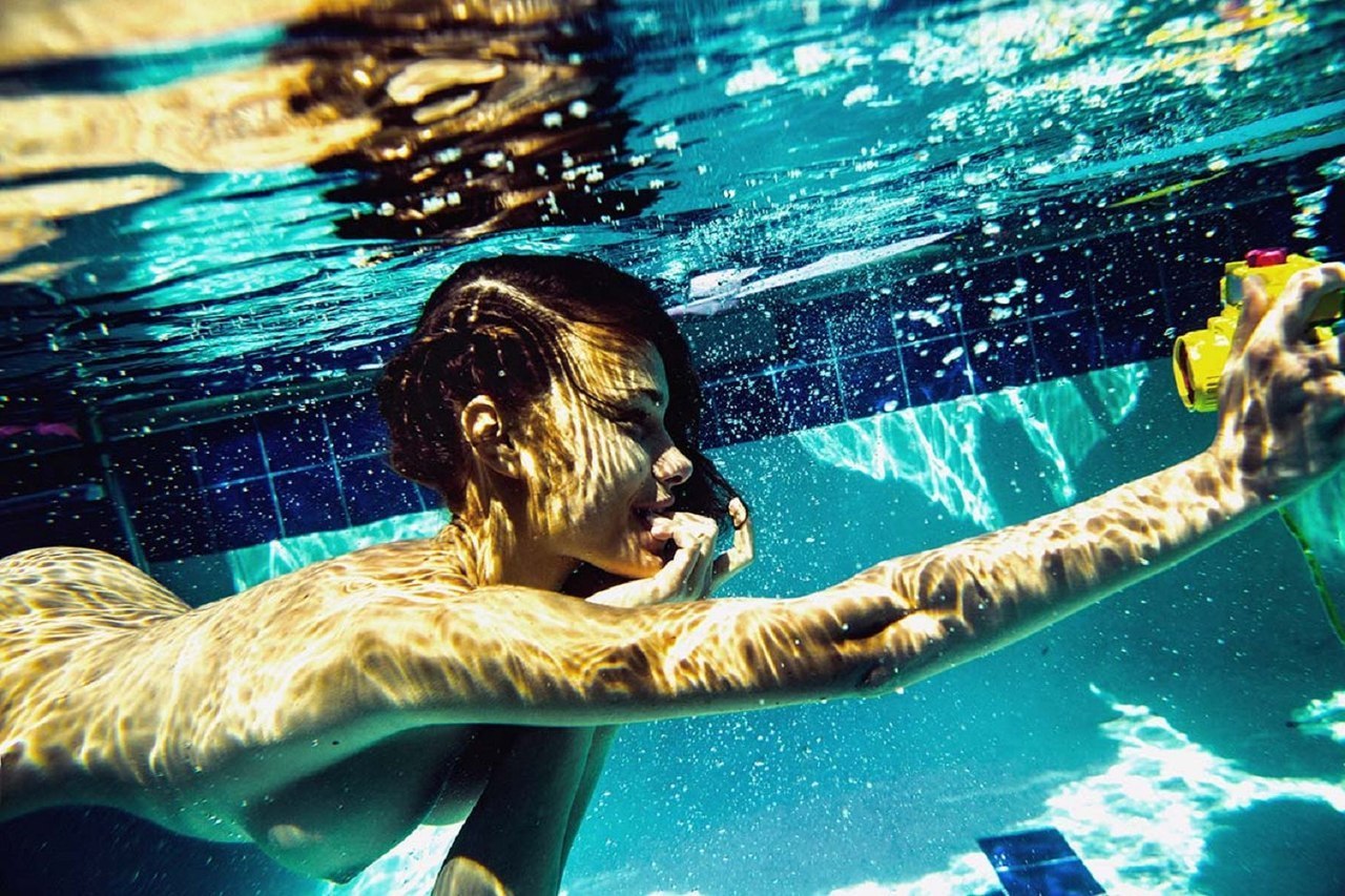 1280x853, 300 Kb / под водой, фотоаппарат, брюнетка