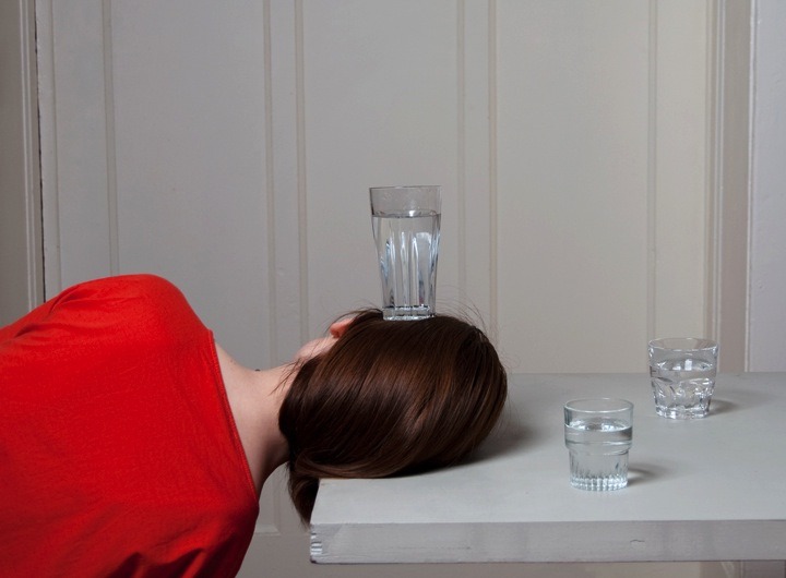 720x530, 57 Kb / голова, стол, стаканы, искусство