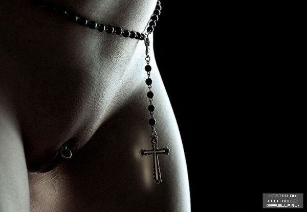 600x415, 32 Kb / пирсинг, крест, ч/б