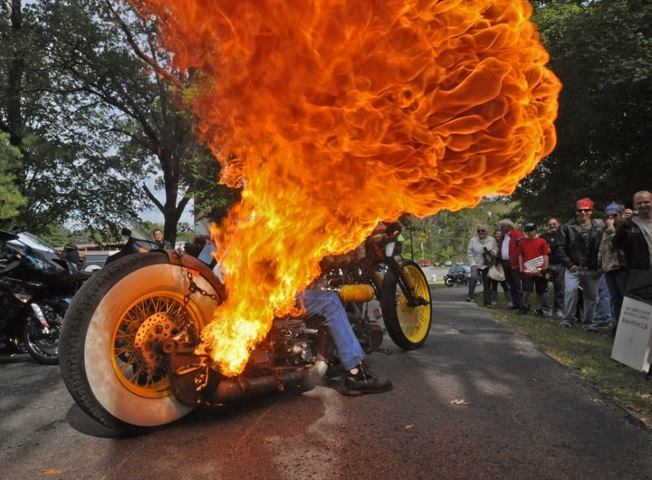 652x480, 63 Kb / Мотоцикл, выхлоп, огонь, вспышка