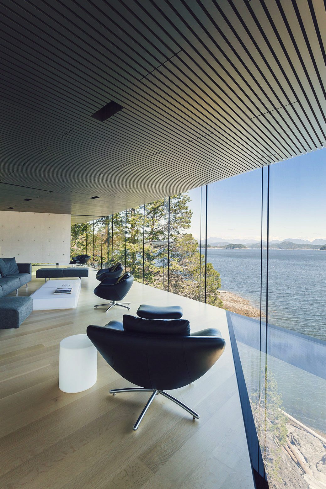 1039x1559, 343 Kb / интерьер, пол стеклянный, окно, диван, кресла, дизайн