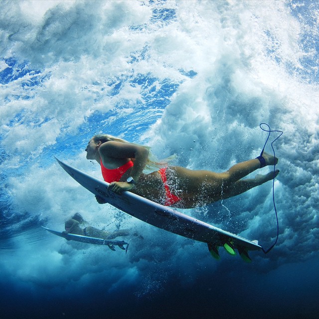 640x640, 125 Kb / пузырьки, борд, девушки, под водой