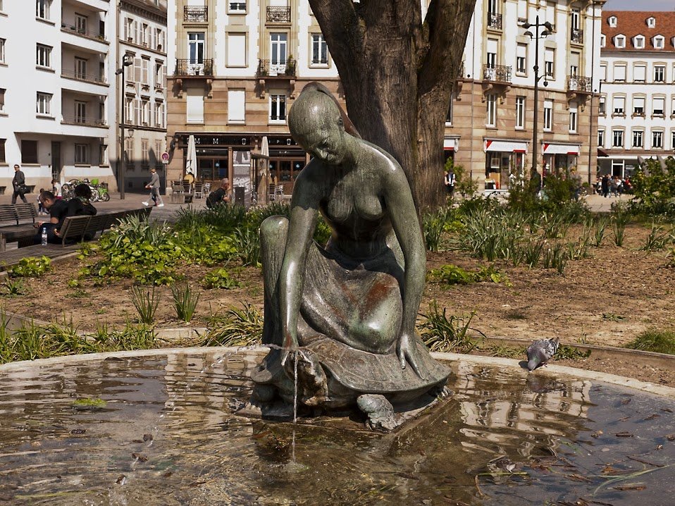 958x718, 254 Kb / девушка, черепаха, фонтан, голубь