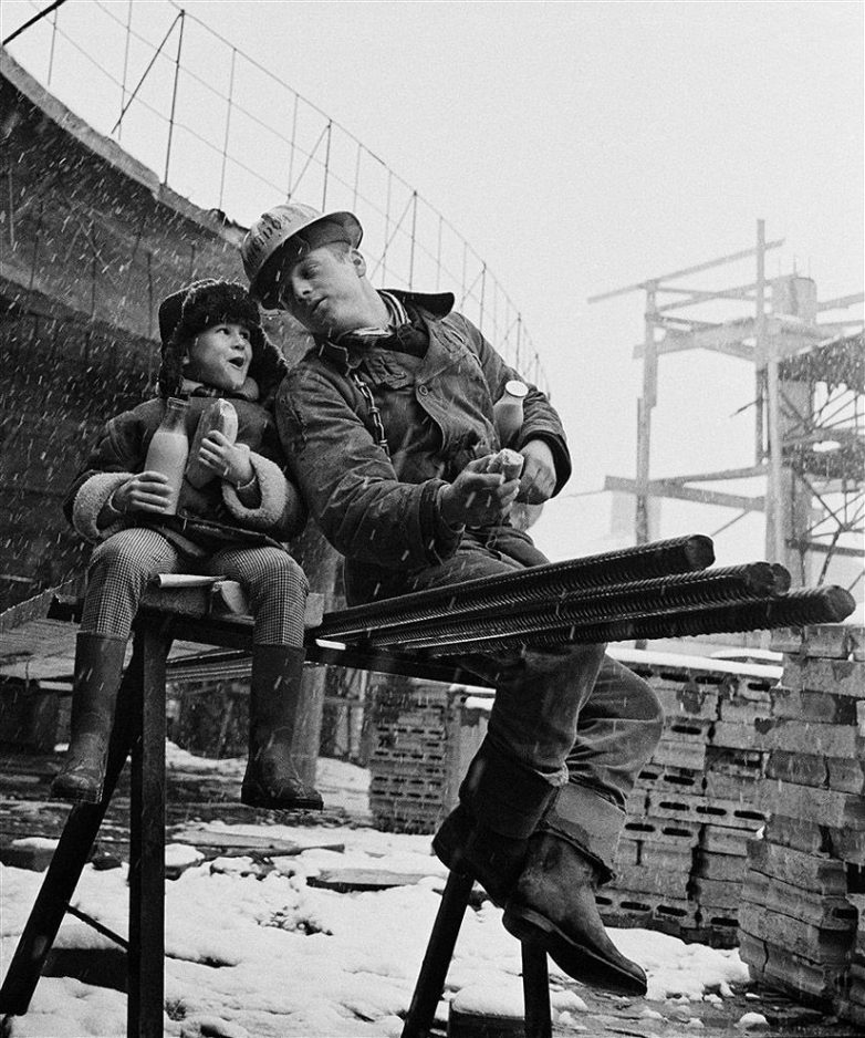 782x938, 161 Kb / Москва, 1965, перекус, Юрий Абрамочкин, ч/б