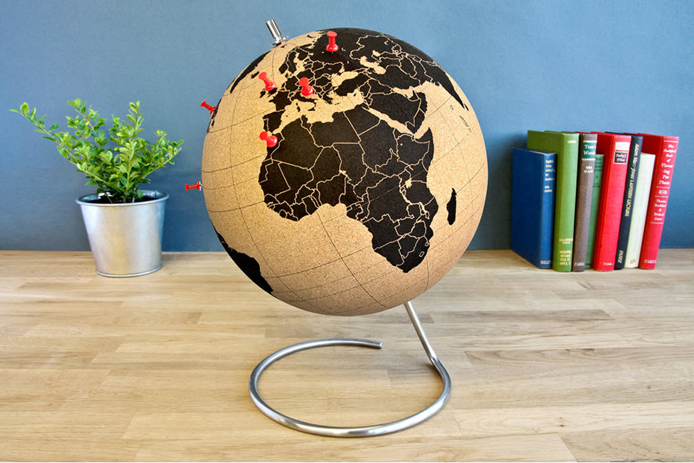 1000x667, 163 Kb / глобус, пробка, кнопки, паркет, книги