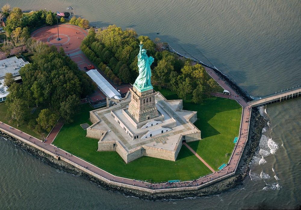 1000x697, 251 Kb / статуя свободы, скульптура, liberty Island, парк, флаг