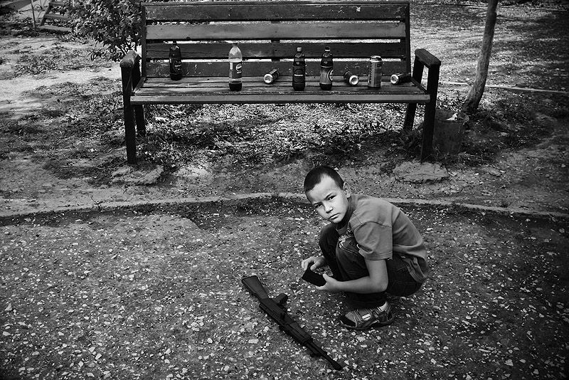 800x534, 273 Kb / подросток, автомат, перезарядка, скамейка, ч/б, оружие