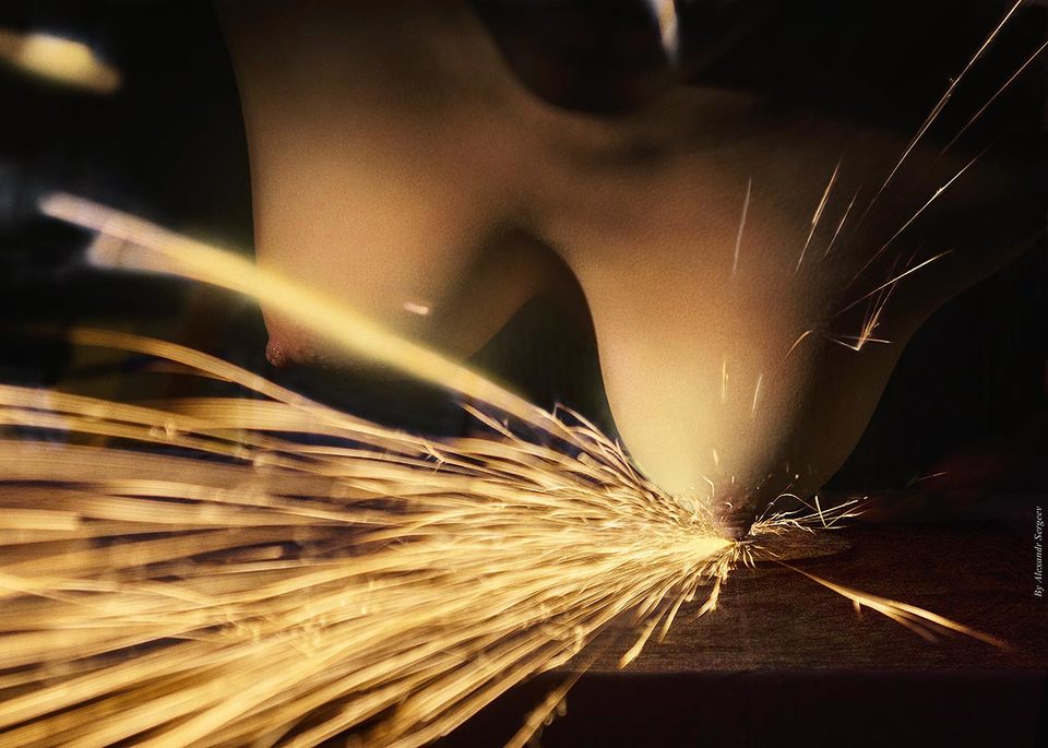 960x685, 97 Kb / Сосок,грудь,искры