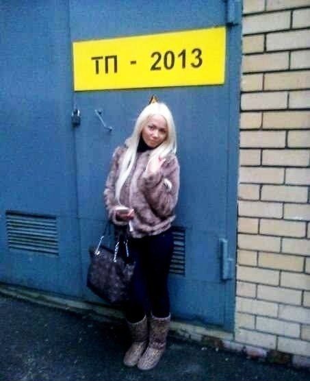 453x556, 42 Kb / Девушка,трансформатор,будка,стена,блонда,тп,2013