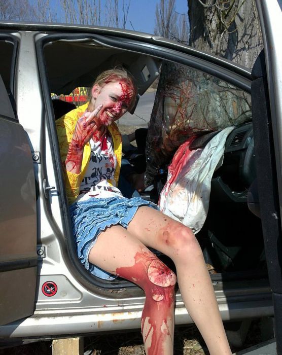 556x700, 91 Kb / авария, кровь, улыбка, fuck