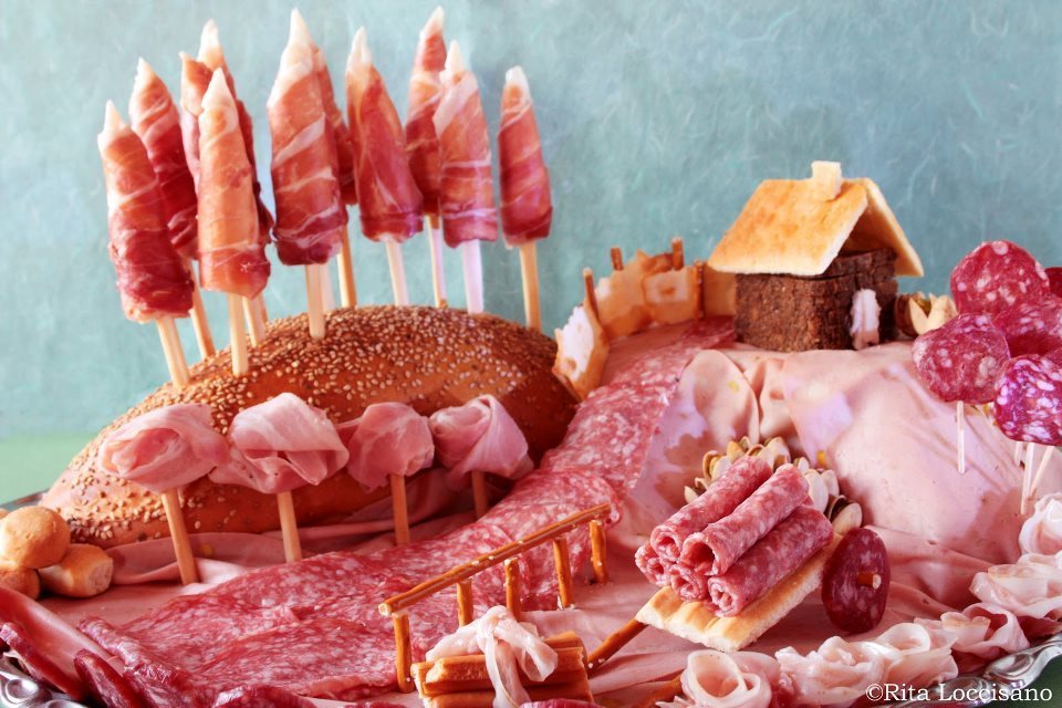 960x640, 123 Kb / Мясо, закуски, хлеб, колбаса, дом, телега, деревья, инсталляция