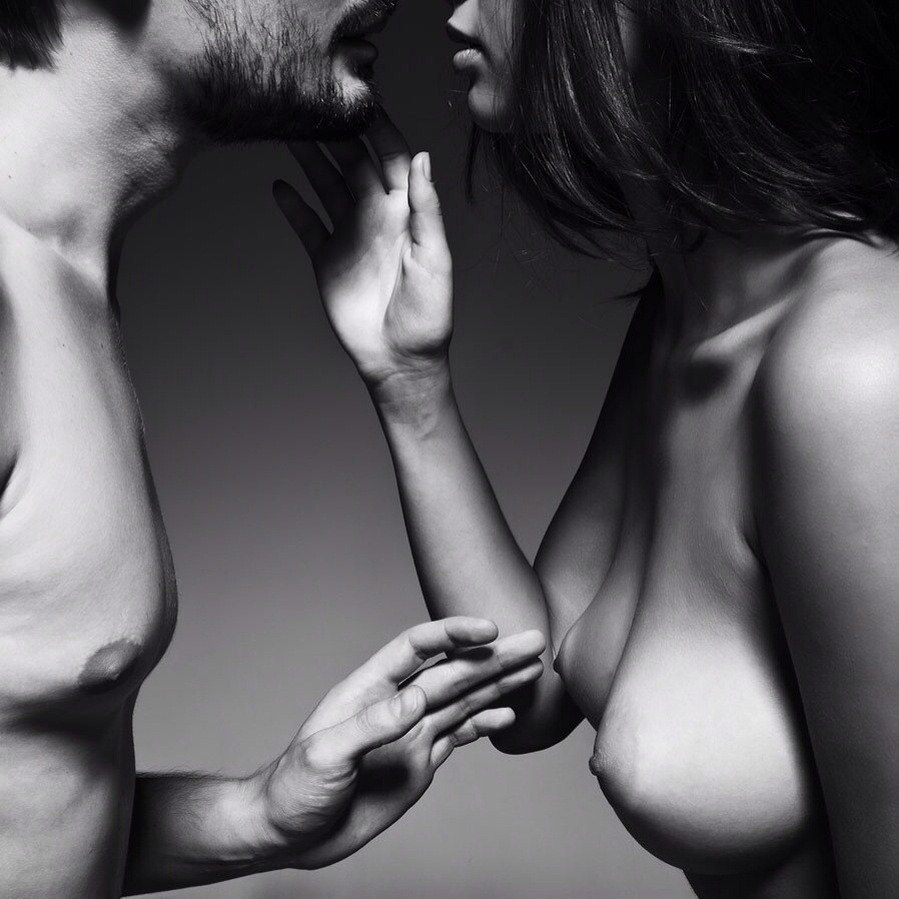 899x899, 116 Kb / мужчина, женщина, руки, ч/б