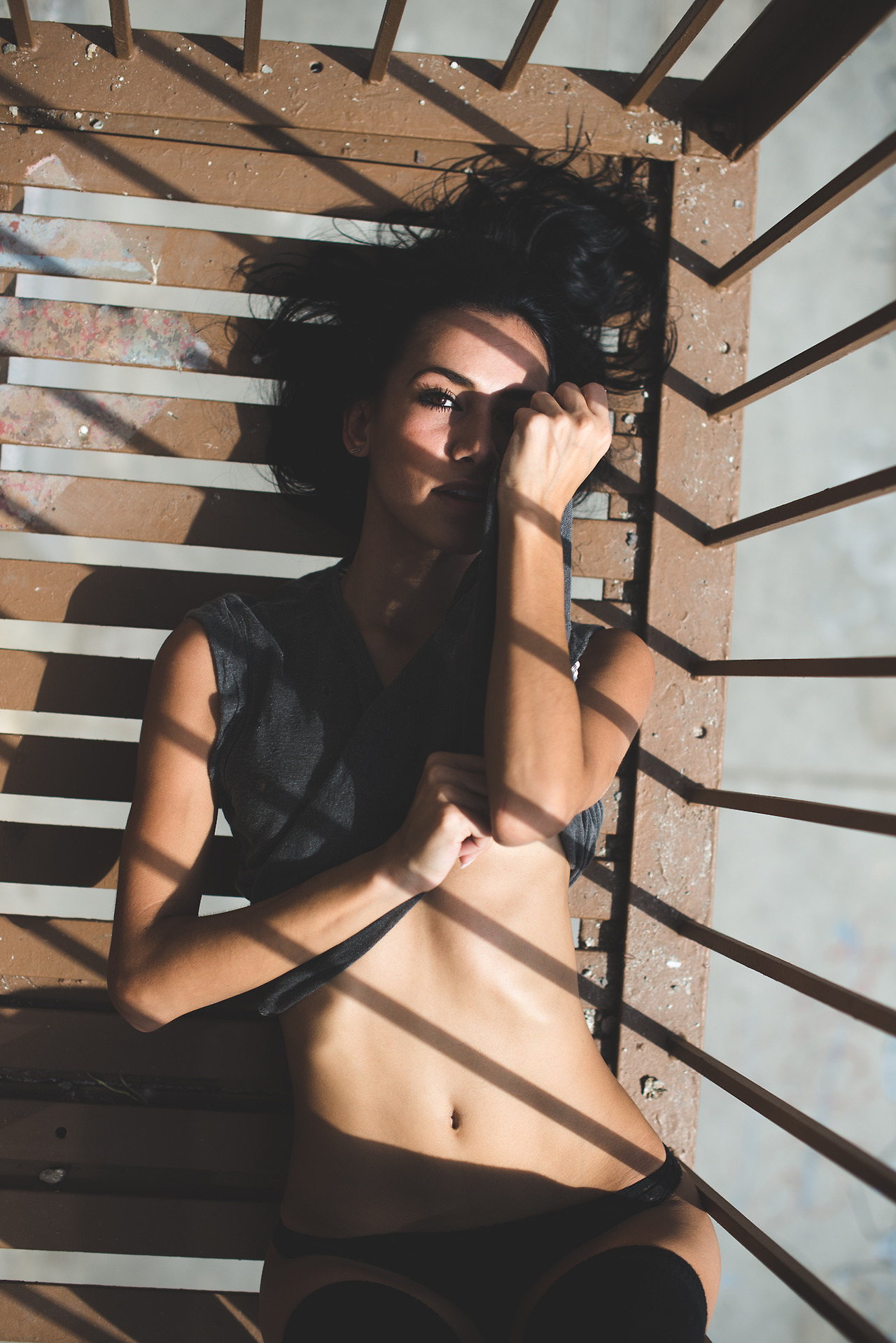 1280x1918, 337 Kb / брюнетка, чулки, черное, клетка, решетка, прутья