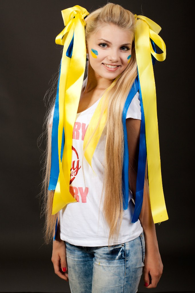 682x1024, 119 Kb / хохлушка, украинка, блондинка, джинсы, футболка