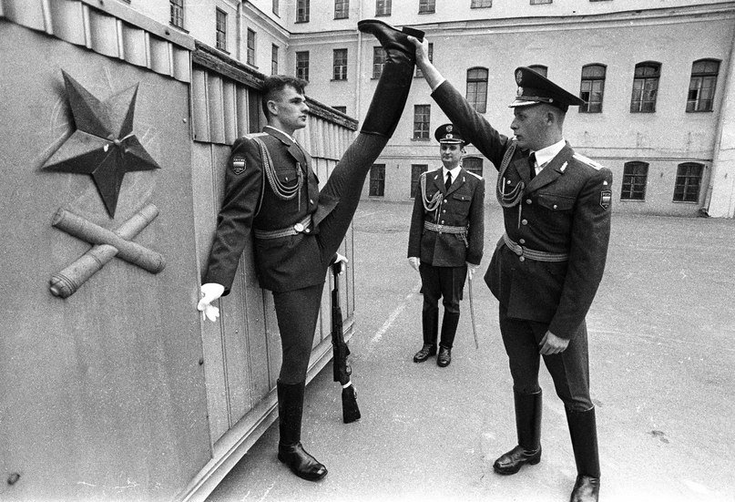 807x551, 129 Kb / Растяжка, солдат, сержант, нога, ч/б