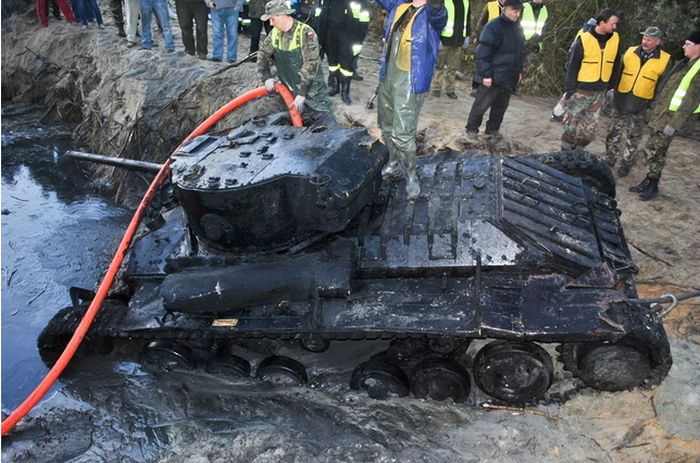 700x463, 85 Kb / танк, ил, грязь, река