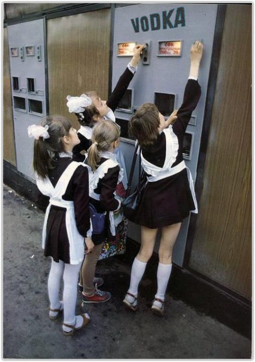503x712, 73 Kb / газировка, водка, ссср, автомат, вендинг, школьницы, форма