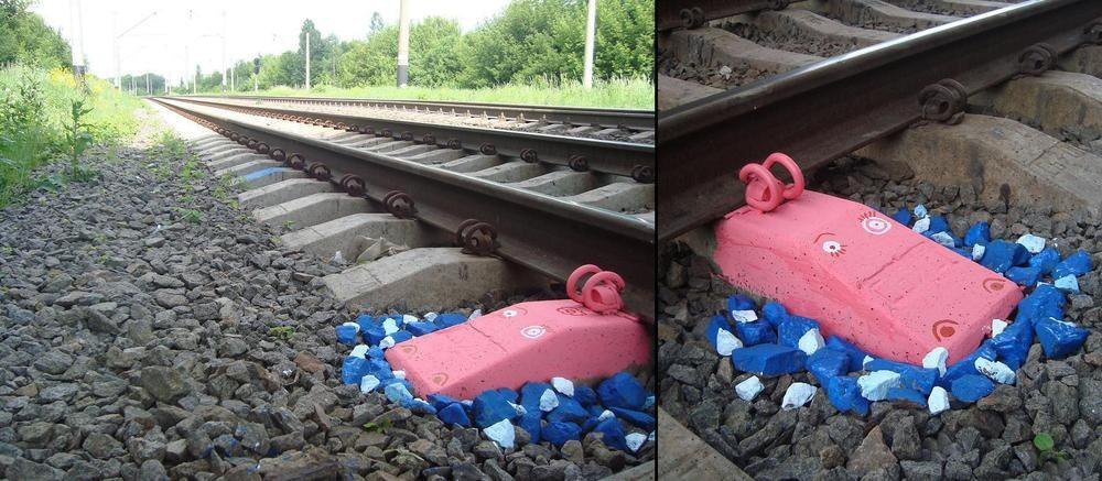 1000x437, 249 Kb / Шпалы, рельсы, разрисовали