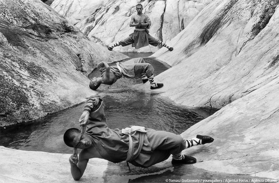 950x625, 162 Kb / монахи, Шаолинь, тренировки, река, ч/б