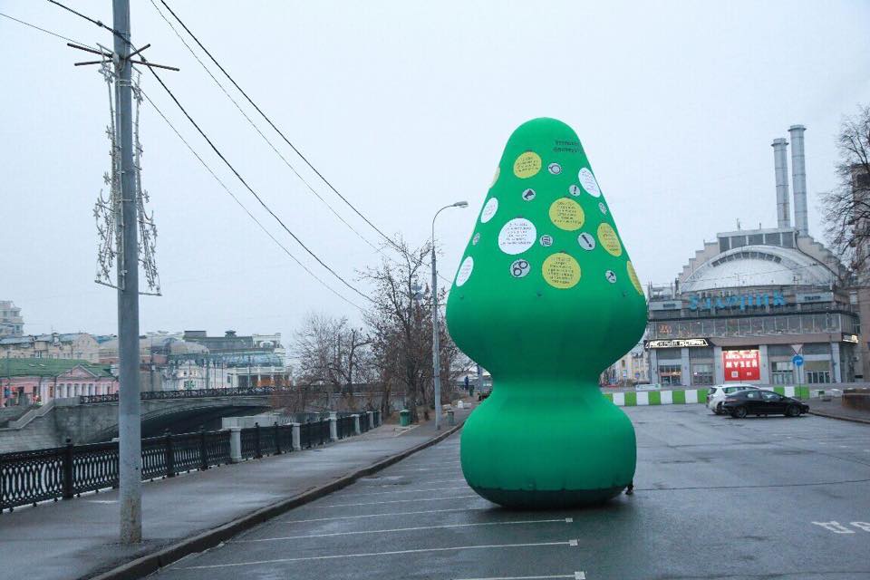 960x640, 70 Kb / ёлка, игрушка, надувная, Москва, болотная, площадь