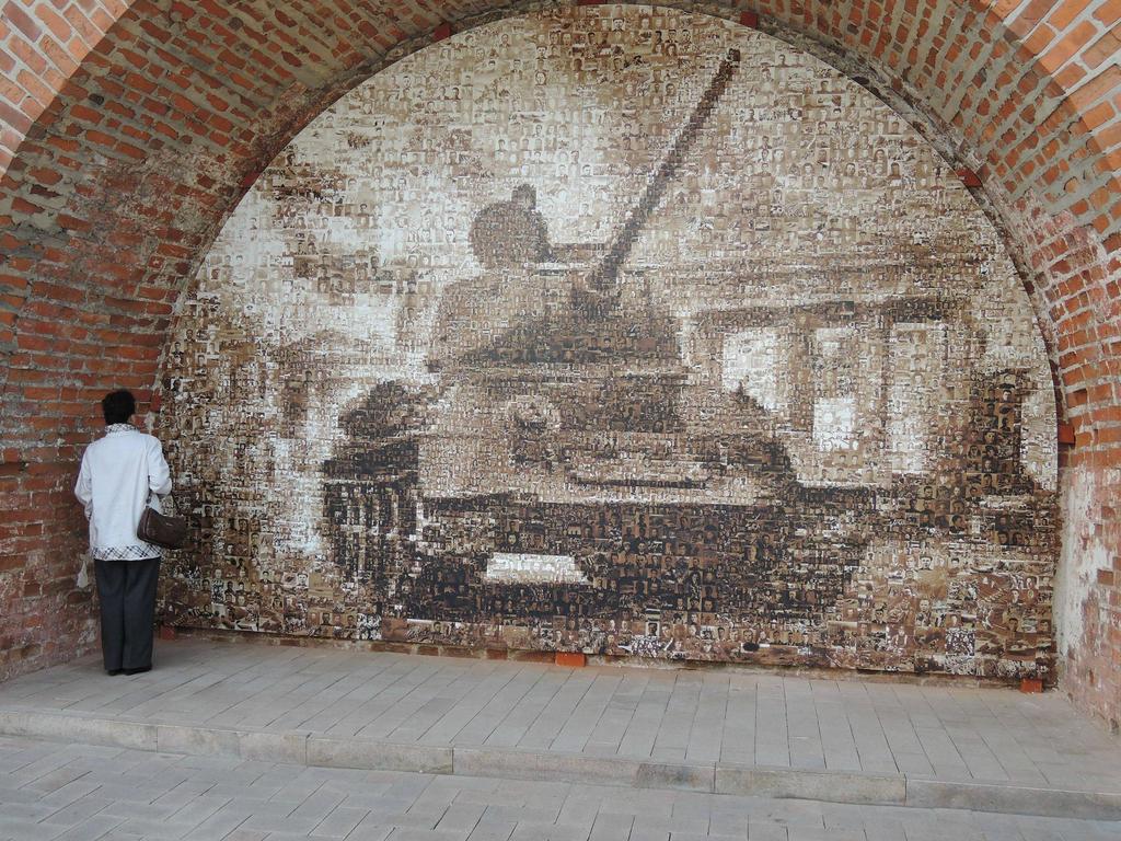 1024x768, 195 Kb / Панно, танк, арка, фотографии