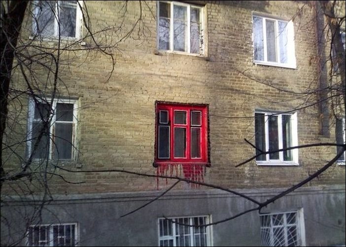 702x501, 90 Kb / окно,  краска, кровь, дом