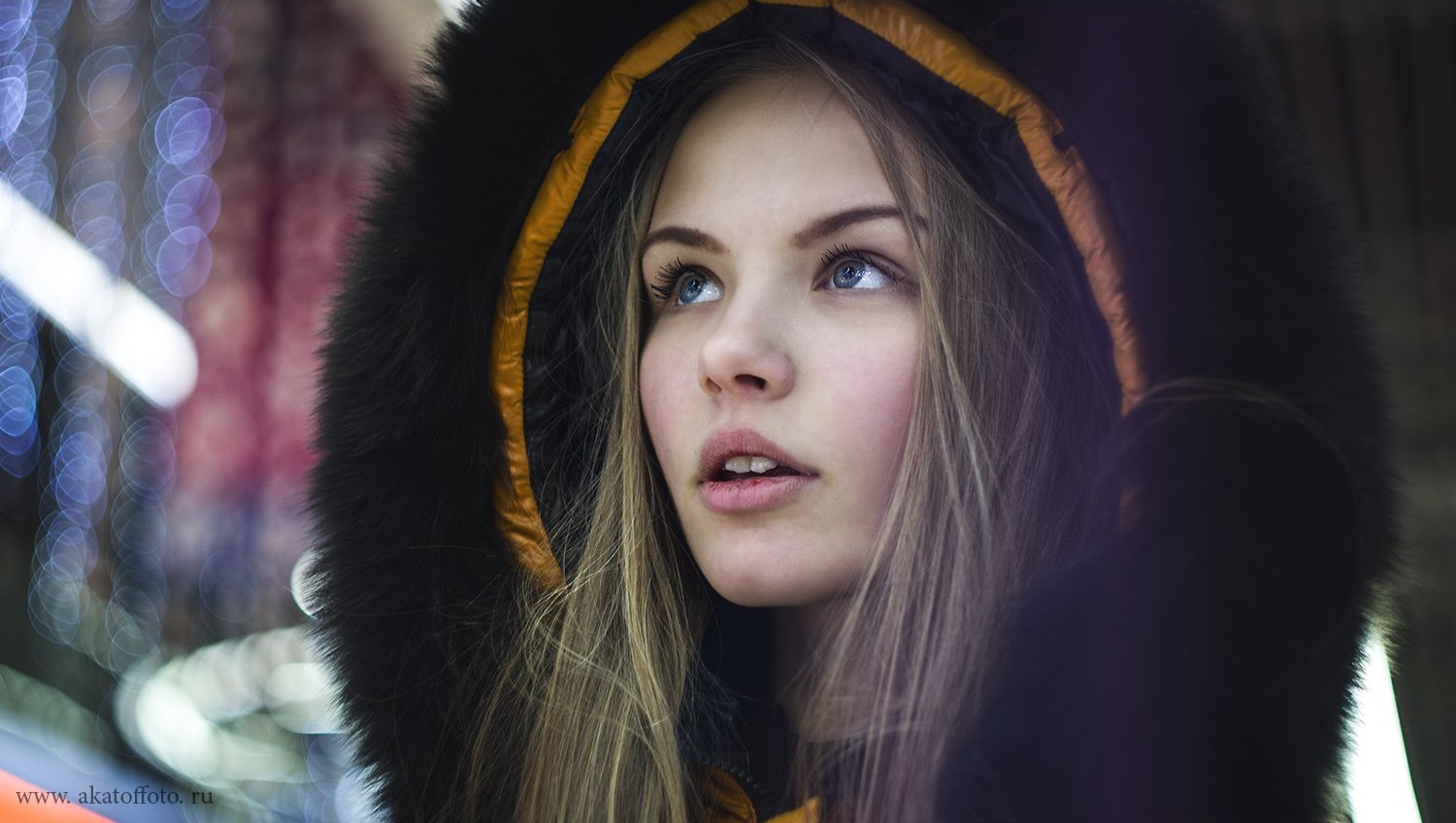 1500x848, 162 Kb / Акатов, Akatov, блондинка, голубоглазая, капюшон, мех, девушка