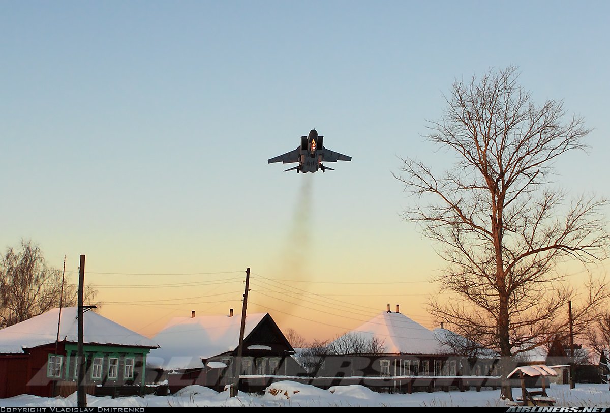 1200x812, 165 Kb / Самолёт, деревня, дерево, дома