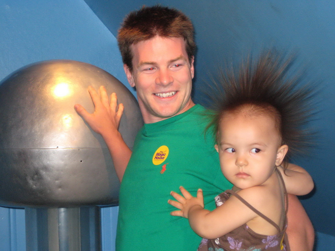 1100x825, 192 Kb / генератор, вандеграфа, ребёнок, волосы, дыбом