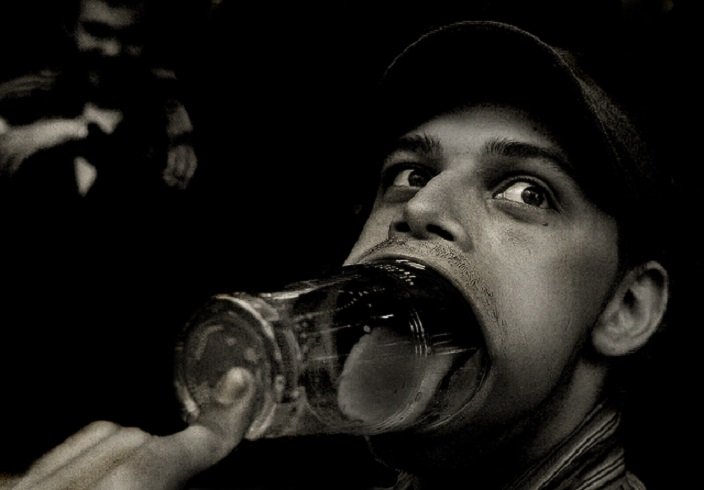 704x490, 35 Kb / стакан, язык, ч/б, кепка