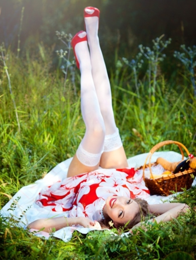 681x900, 215 Kb / лужайка, ноги, чулки, туфли, улыбка, корзинка, вверх ногами