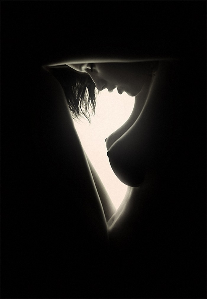 700x1012, 57 Kb / Грудь, ноги, волосы, треугольник, ч/б, живот