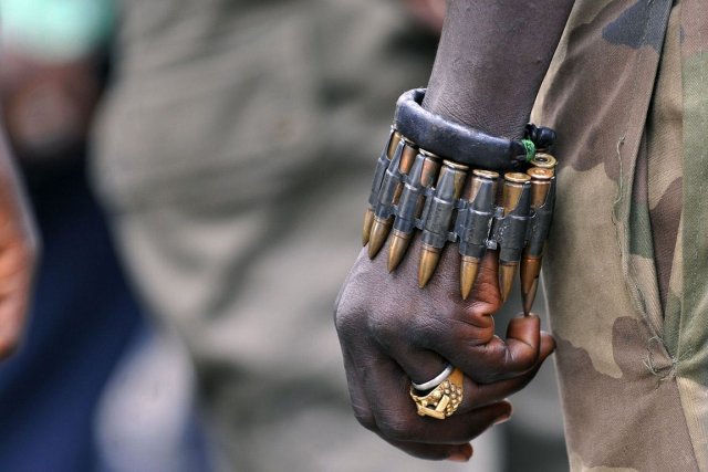 640x427, 45 Kb / Браслет, патроны, кольцо, перстень, рука, негр