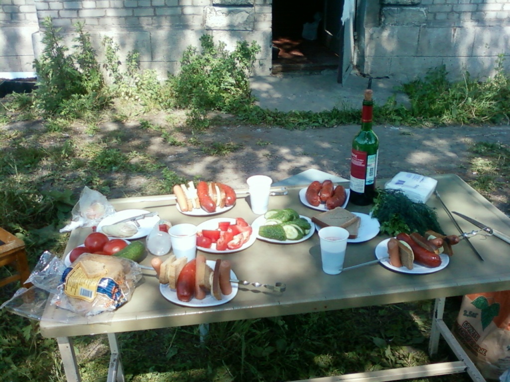 1024x768, 310 Kb / Обед, работа, лето, стол, помидоры, огурцы, сосиски, вино