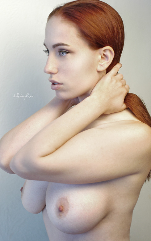 489x776, 75 Kb / рыжая, волосы, глаза, простой фон