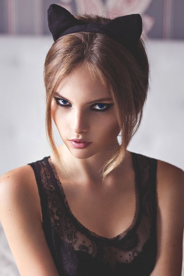 600x900, 60 Kb / шатенка, ушки, кошка, взгляд