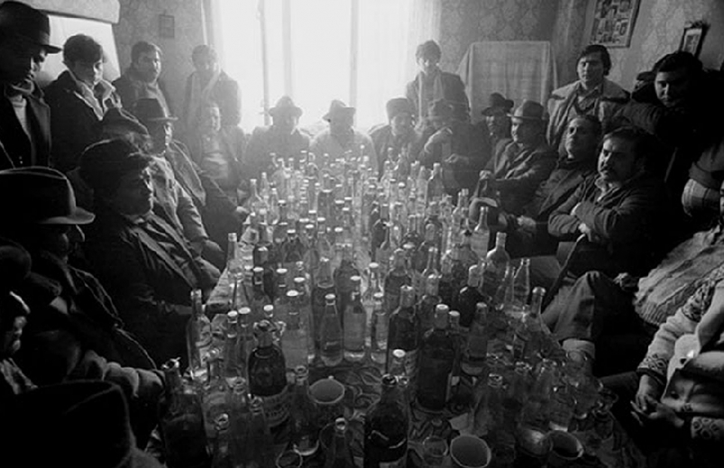 803x519, 220 Kb / цыгане, поминки, бутылки, водка