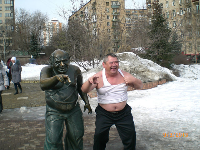 640x480, 86 Kb / леонов, памятник, мужик, майка