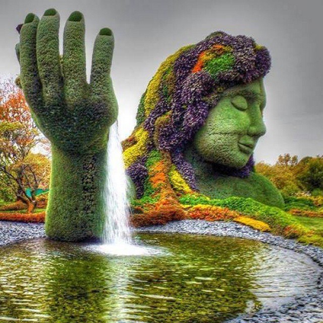 640x640, 157 Kb / фонтан, водопад, рука, девушка