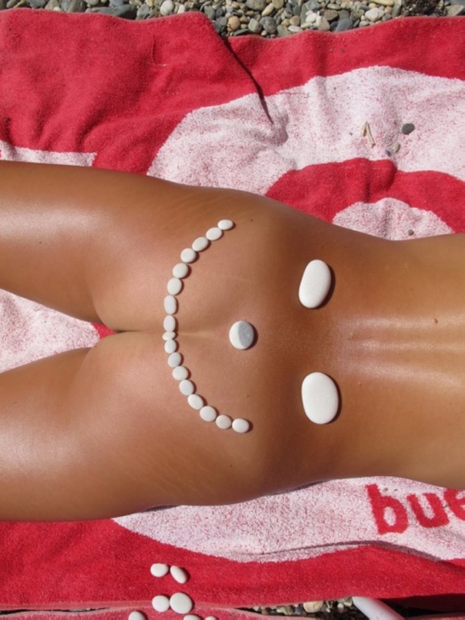 675x900, 215 Kb / полотенце, попа, камушки, смайлик