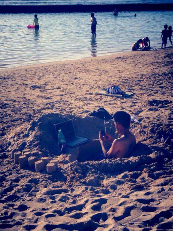 600x800, 126 Kb / пляж, песок, ноутбук, яма