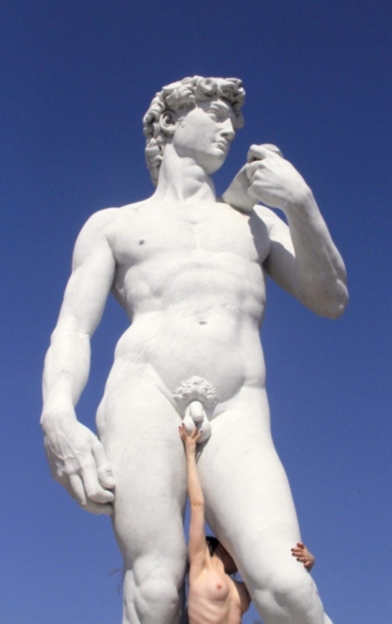 565x900, 119 Kb / памятник, член, яйца, рука