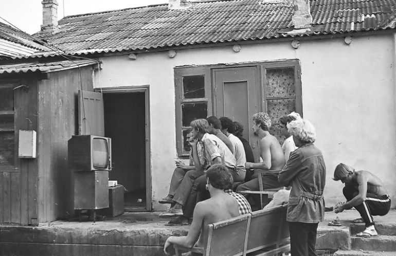 770x498, 45 Kb / Телевизор, стена, дом, крыша, смотрят, ч/б