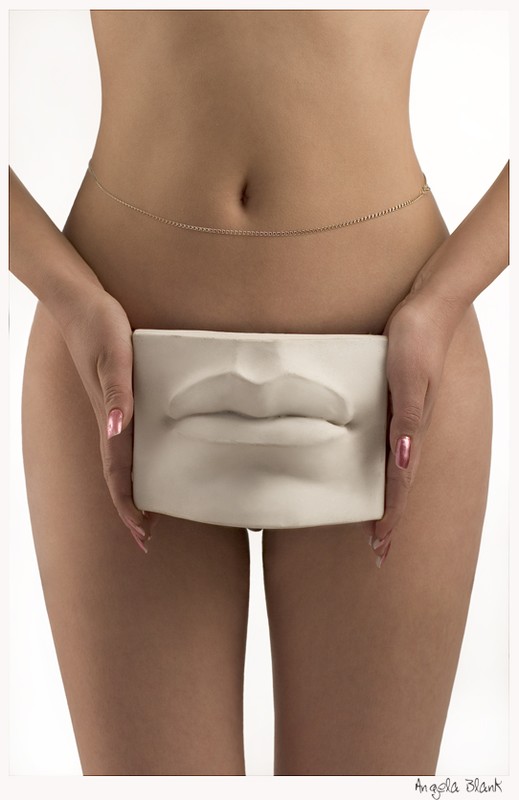 519x800, 54 Kb / гипс, губы, цепочка, поперёк